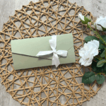 Partecipazione verde salvia con nastro in raso bianco