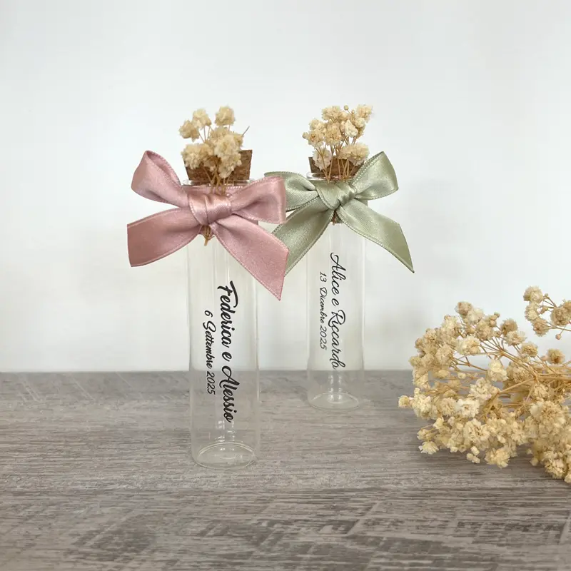 Provetta in vetro con fiore portaconfetti