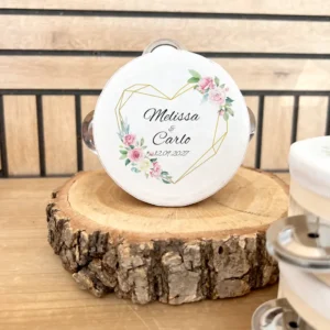 Tamburello matrimonio personalizzato con cuore e fiori rosa, utilizzato come segnaposto su una tavola elegante Tamburelli matrimonio personalizzati cuore e fiori rosa